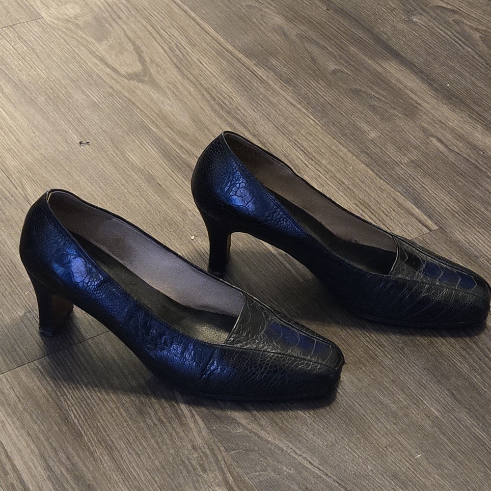 Chic Black Textured Heels